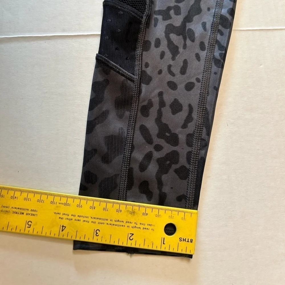 Lululemon Just Breathe animal swirl deep coal print compressionleggings Sz-2 H20